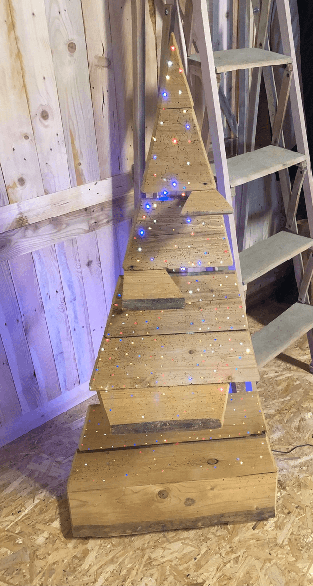 Sapin plat en bois de palette avec guirlande (sur commande)