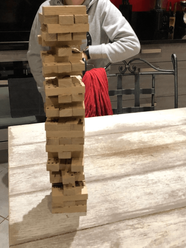 Tour à empiler 20 étages, 60 pièces. Faces gravées (1 face puzzle, une face dominos force 9)