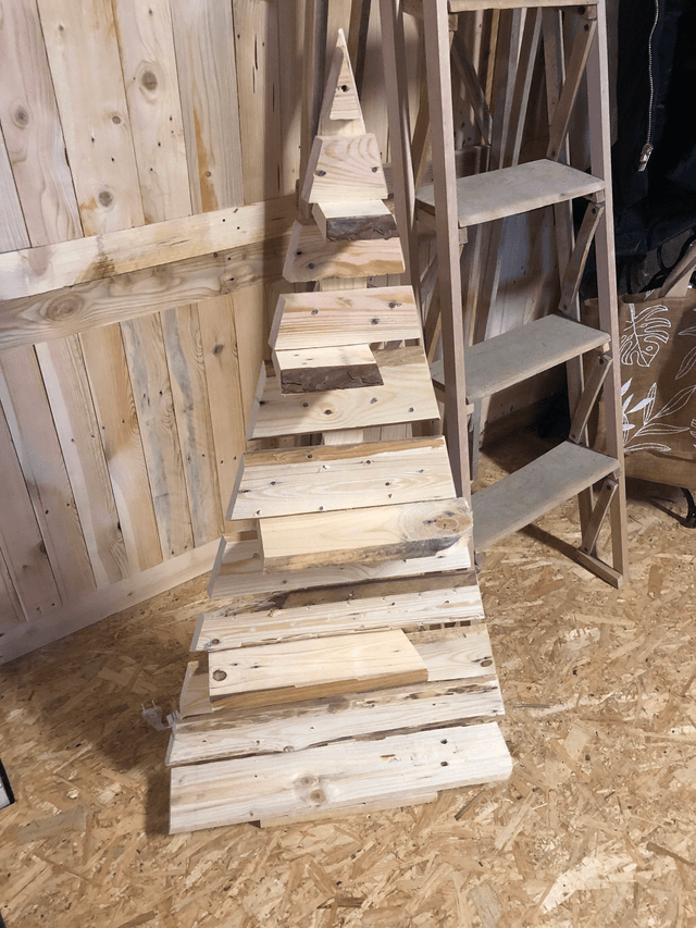 Sapin plat en bois de palette avec guirlande (sur commande)