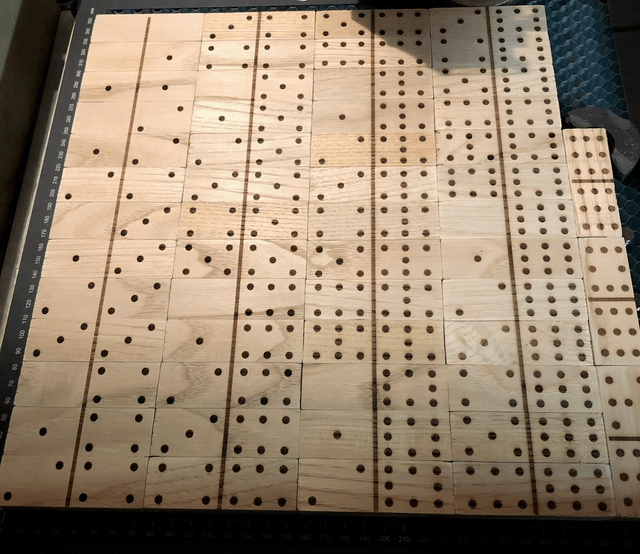 Tour à empiler 20 étages, 60 pièces. Faces gravées (1 face puzzle, une face dominos force 9)